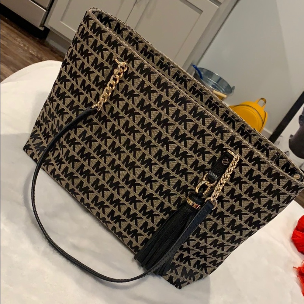 Authentic Micheal Kors Purse/Handbag